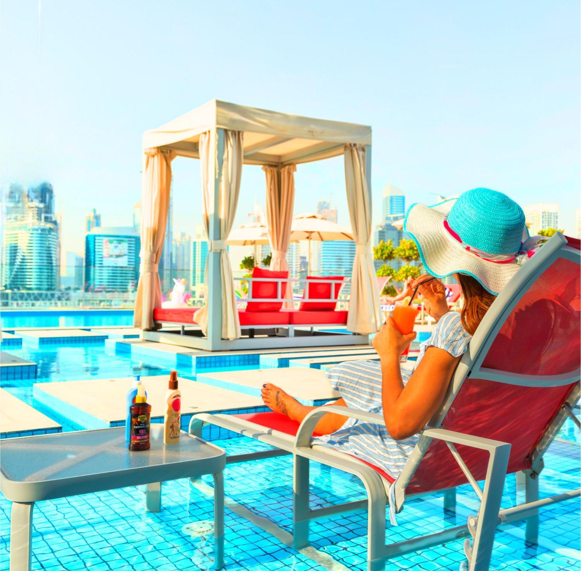 Canal Central Hotel Business Bay Dubaj Zewnętrze zdjęcie A woman sunbathing